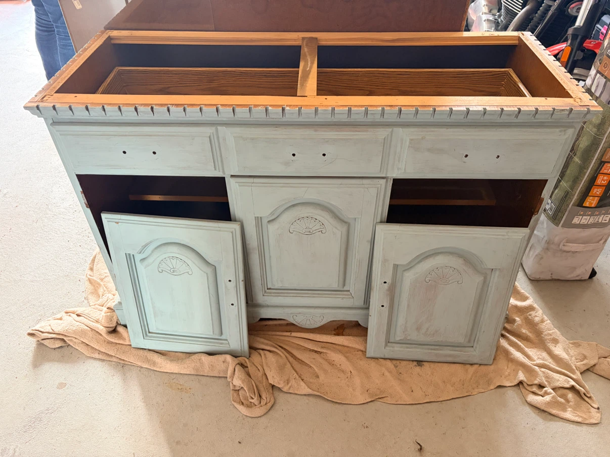 ✨ Vintage Broyhill Illuminated China Cabinet – $450 OBO ✨ - photo 3
