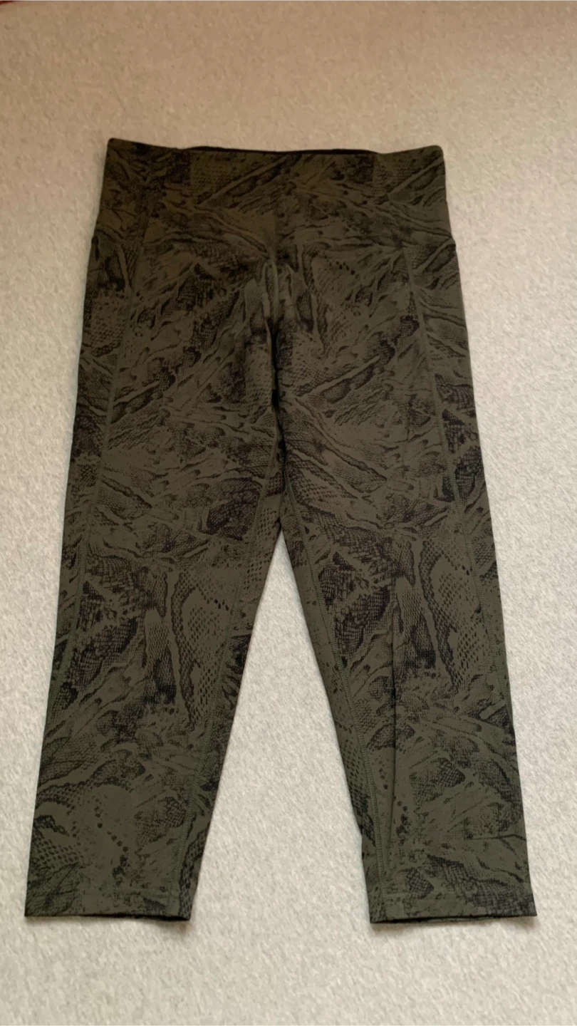 Tuff Athletics Capri Leggings - Size Large