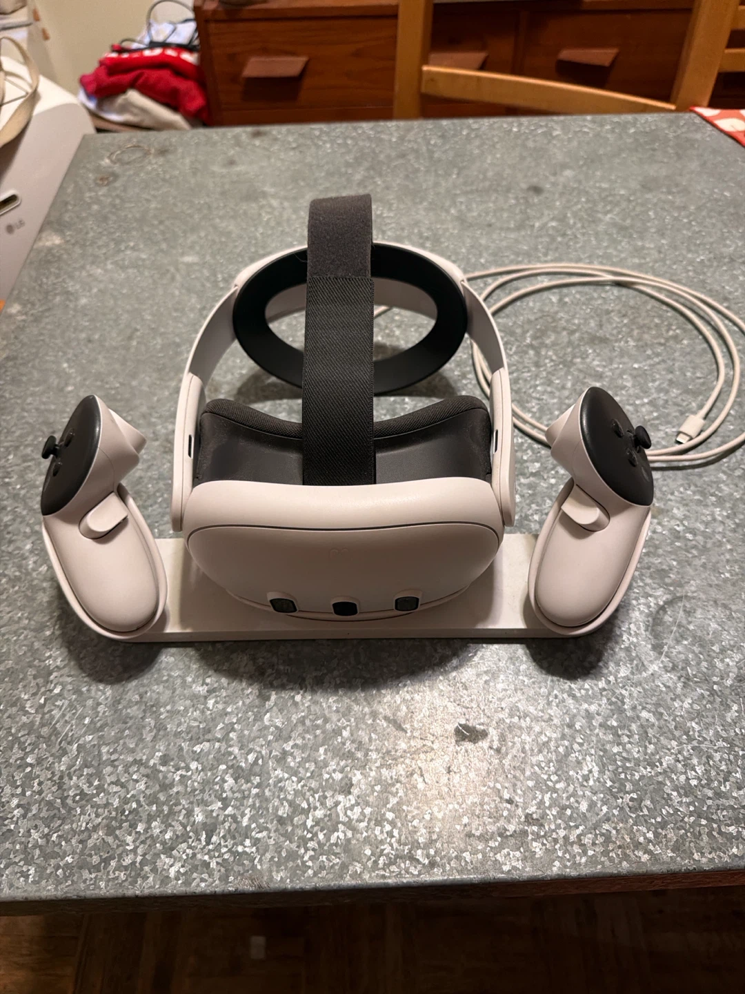 Meta Quest 3 128GB with charging stand and elite strap