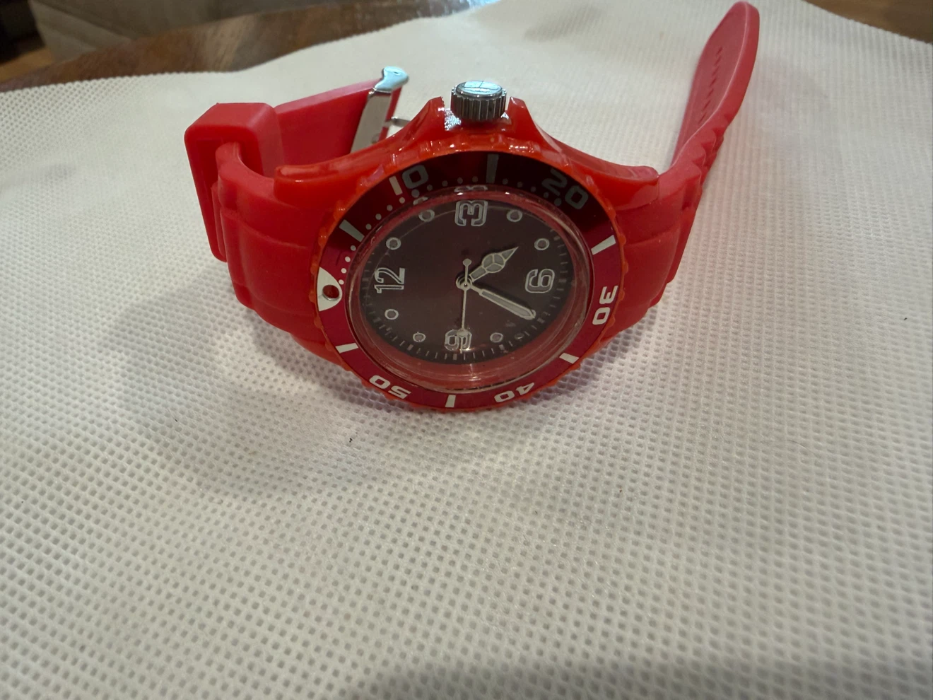 Red analog wristwatch - photo 2