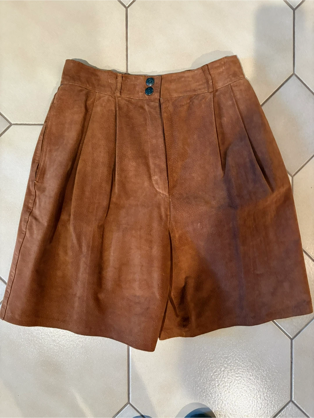 As seen on Olivia Palermo vintage suede shorts 🩳 fits size small - photo 2