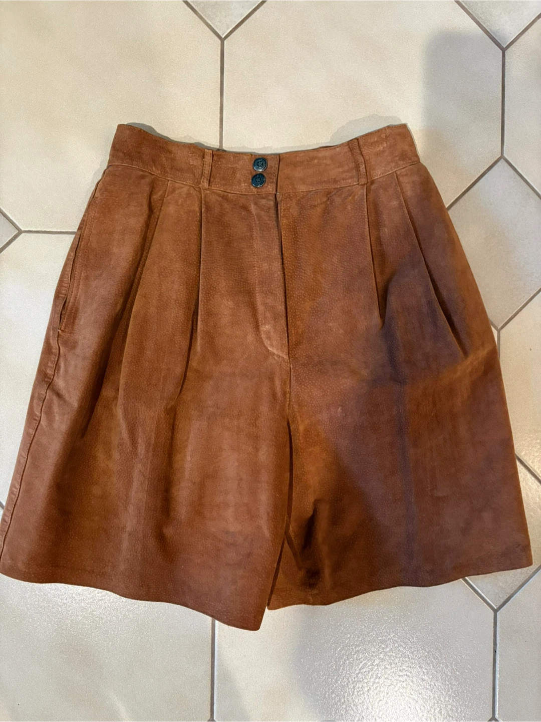 As seen on Olivia Palermo vintage suede shorts 🩳 fits size small - photo 3