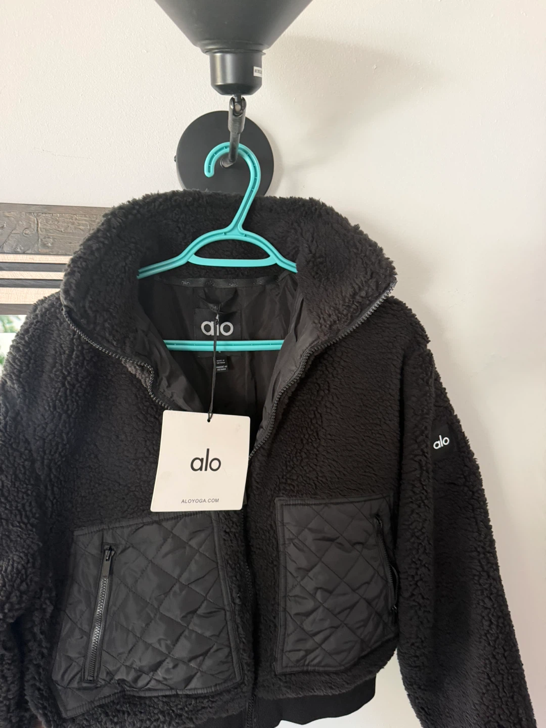 Alo Yoga Sherpa Jacket Black size Medium Bland new with tag