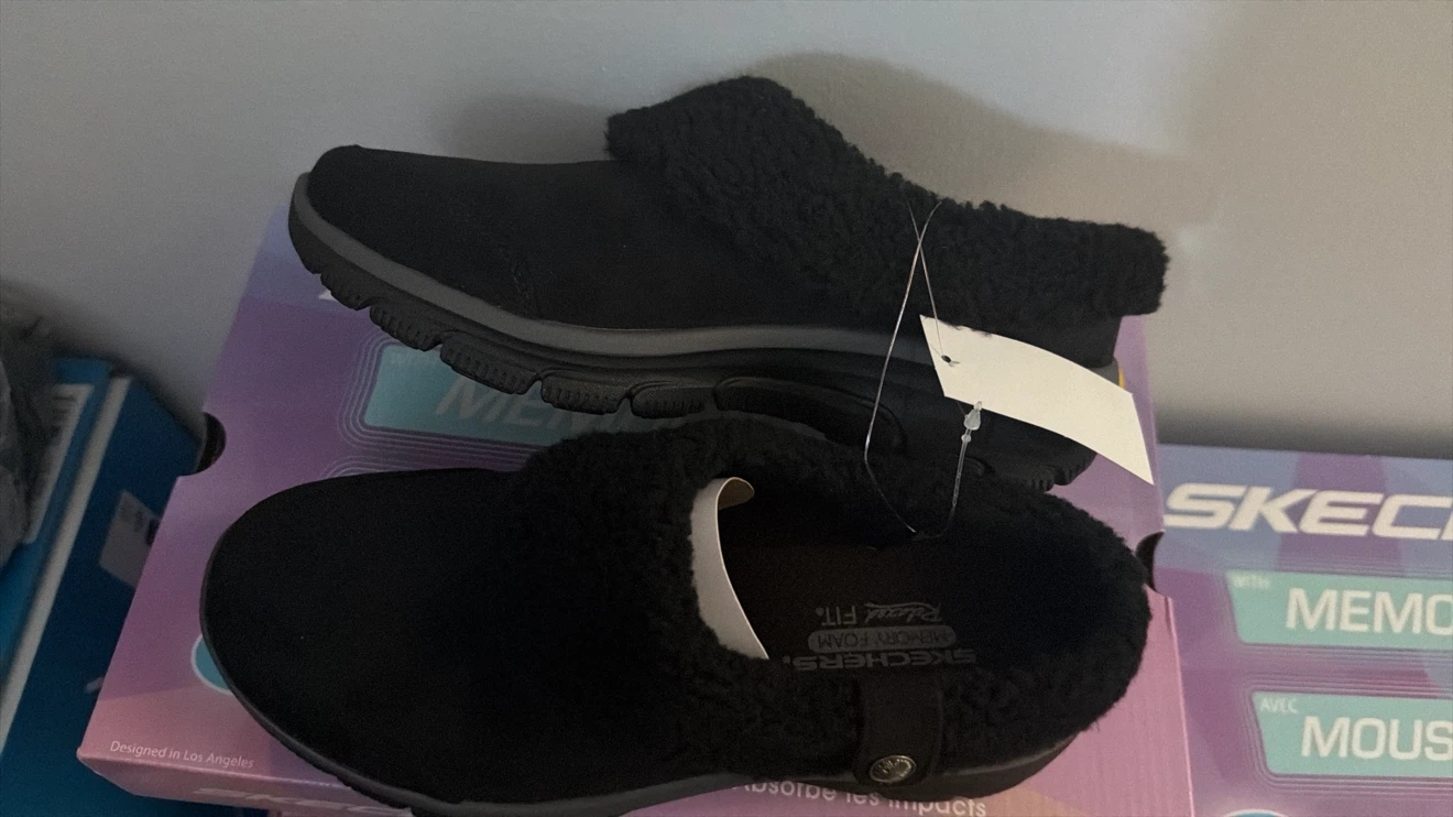 Skechers Women's Black Faux Fur Clogs size 6