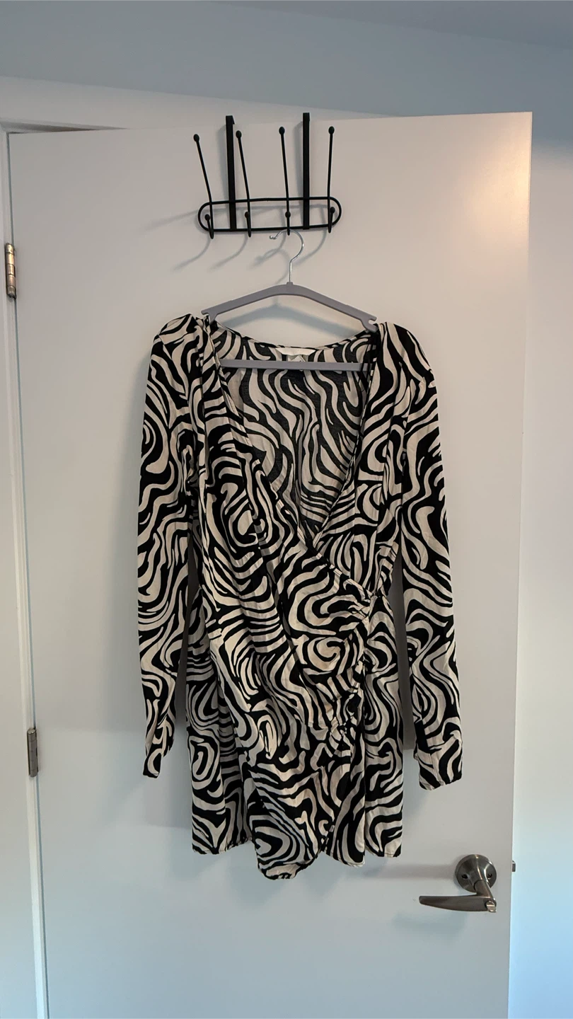 H&M Black and White Zebra Dress - photo 2