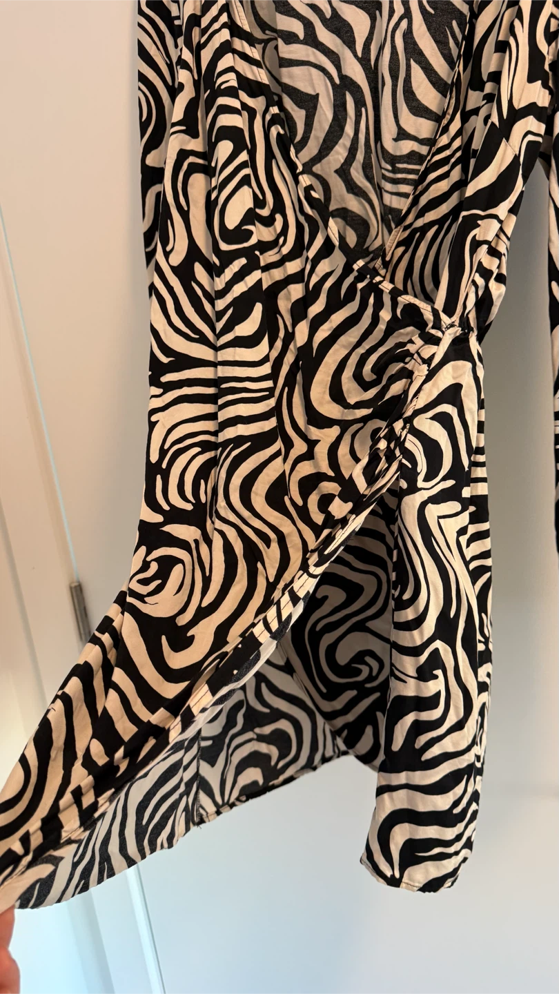 H&M Black and White Zebra Dress - photo 5