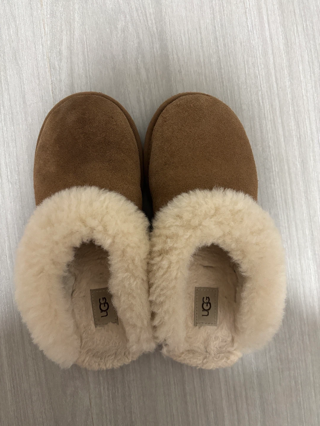 Ugg slippers women size 5 or youth size 3 - photo 2