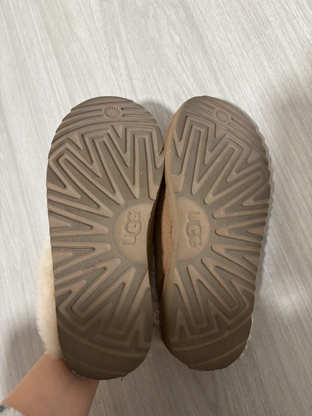 Ugg slippers women size 5 or youth size 3 - photo 3