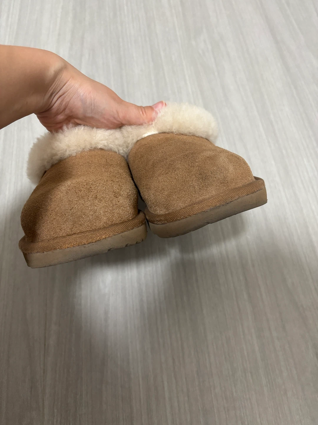 Ugg slippers women size 5 or youth size 3 - photo 4