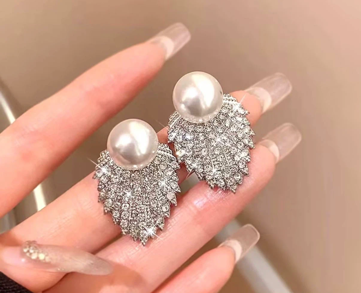 Silver-Toned Pearl-Look Leaf Earrings - photo 4