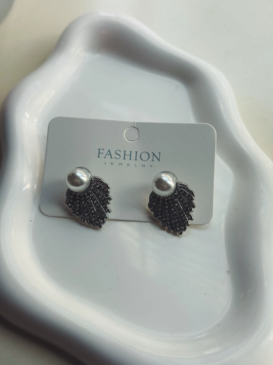 Silver-Toned Pearl-Look Leaf Earrings - photo 5
