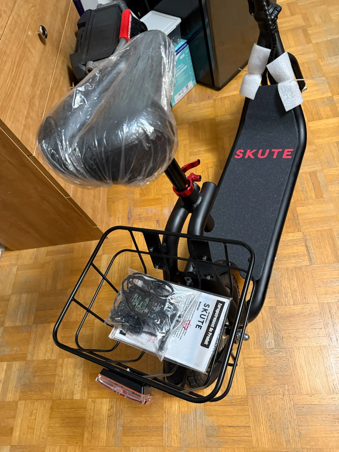 SKUTE Electric Scooter with Seat and Basket - photo 4