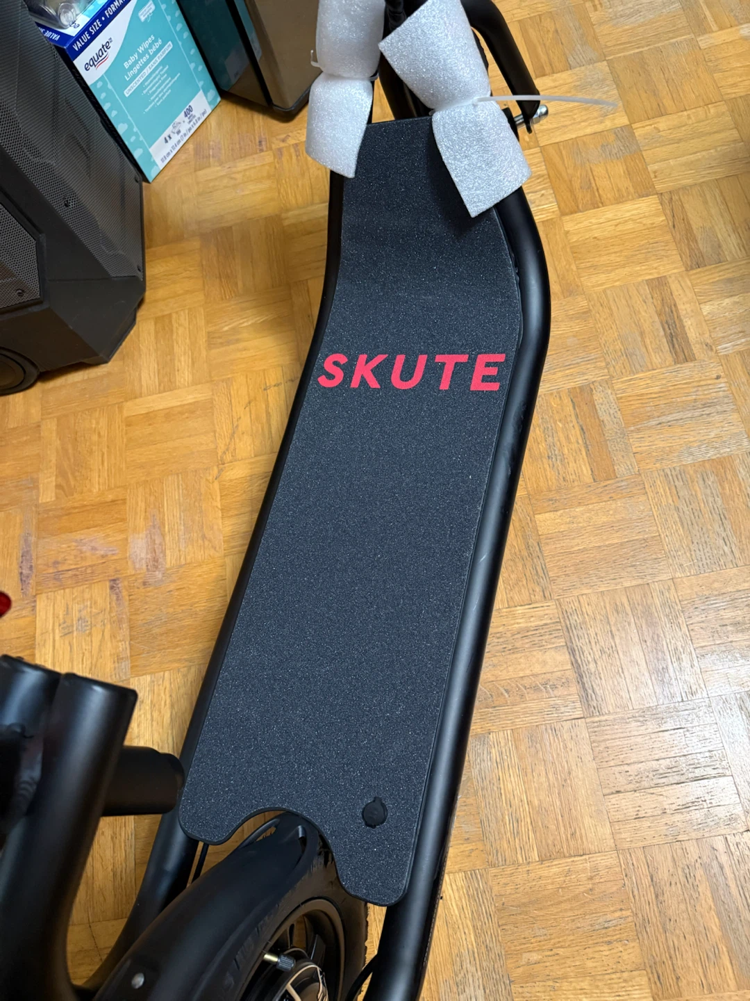 SKUTE Electric Scooter with Seat and Basket - photo 5