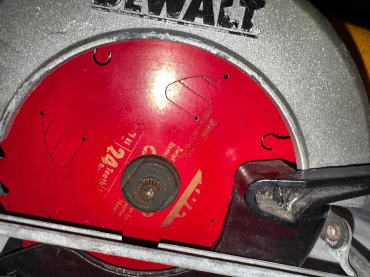 DEWALT 18V 6-1/2" Cordless Circular Saw - photo 2