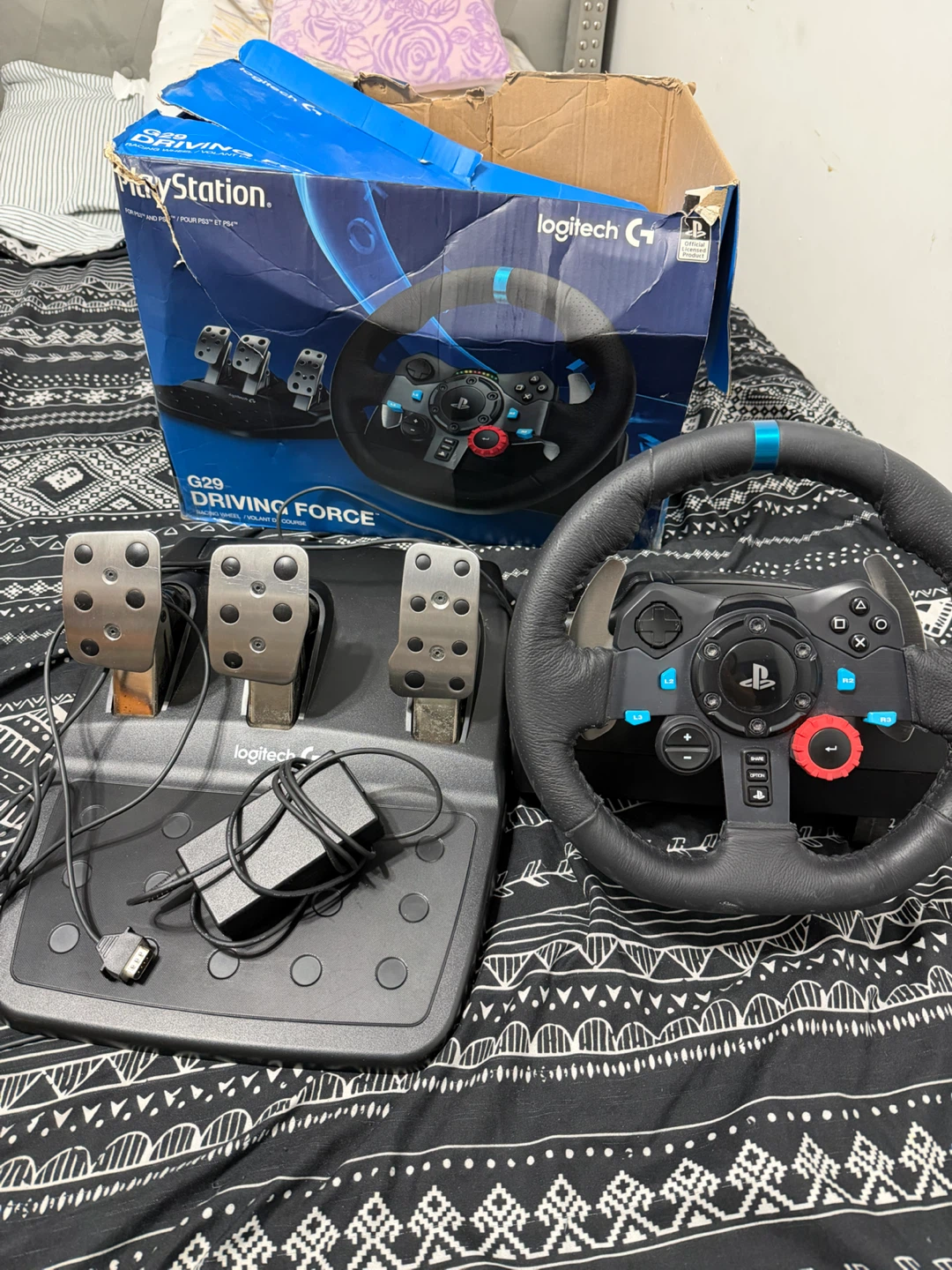 Logitech G29 Driving Force Racing Wheel and Pedals
