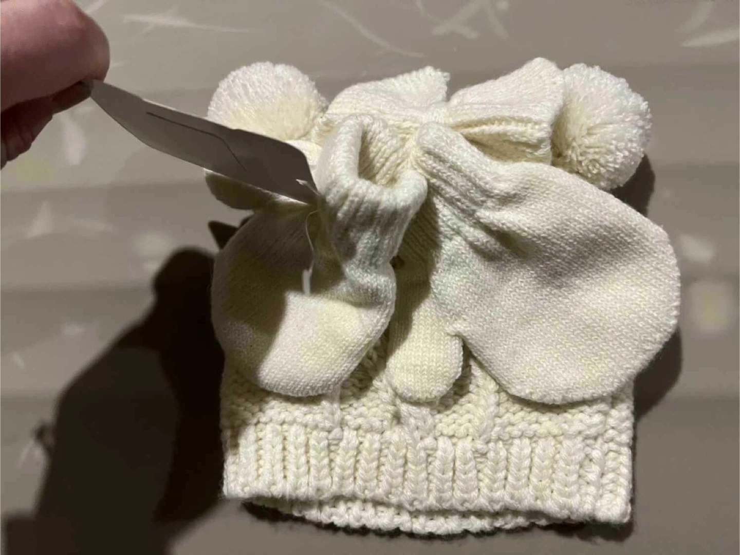 BNWT Baby hat and mitts set - photo 2