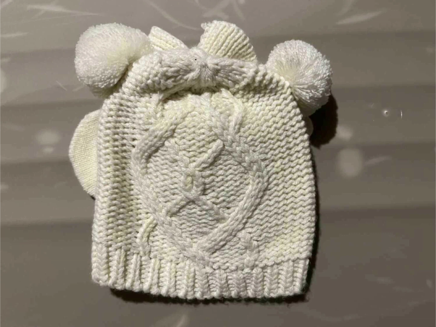 BNWT Baby hat and mitts set
