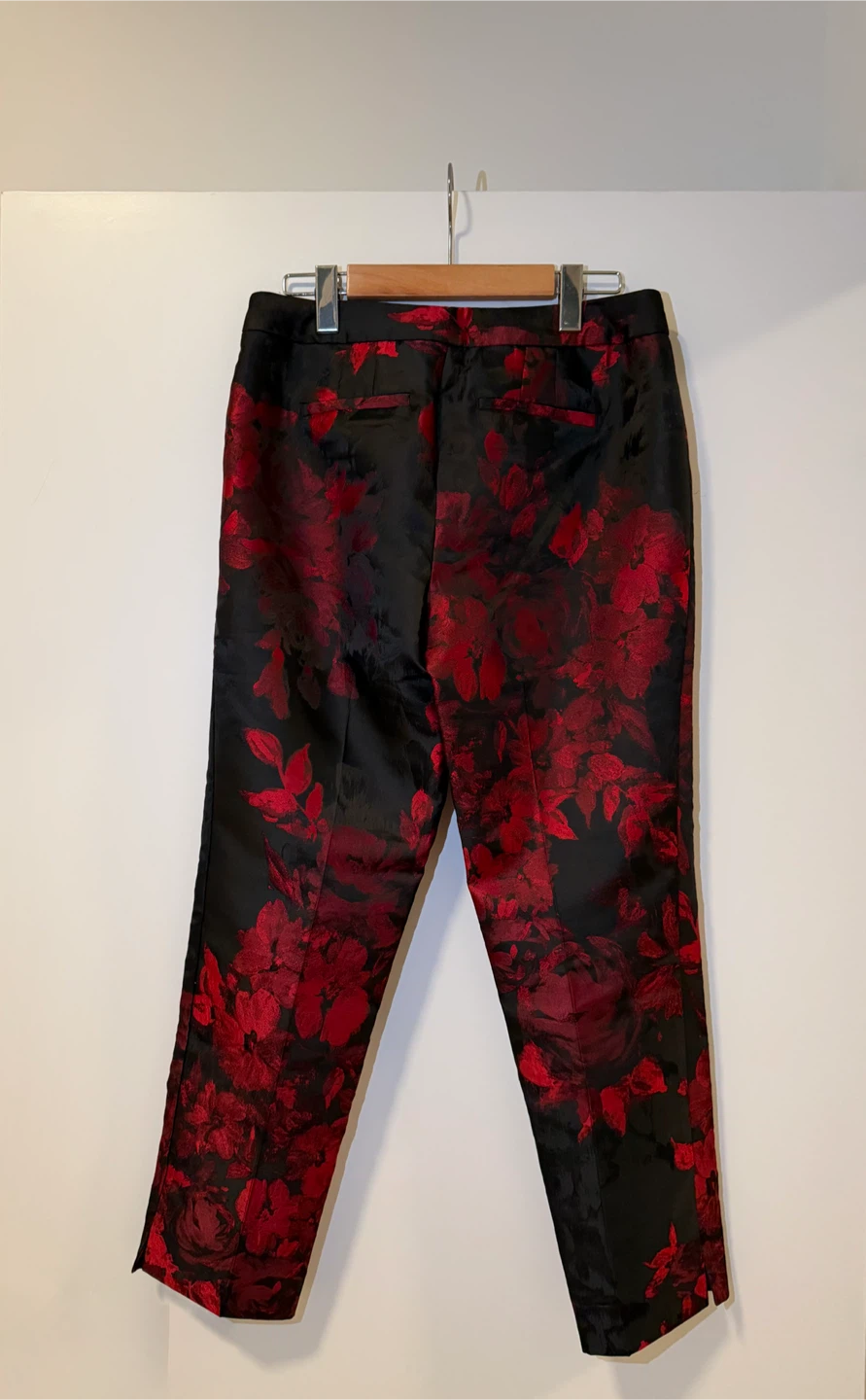 Size 4P rsvp by TALBOTS black and red painted floral ankle pants - photo 3