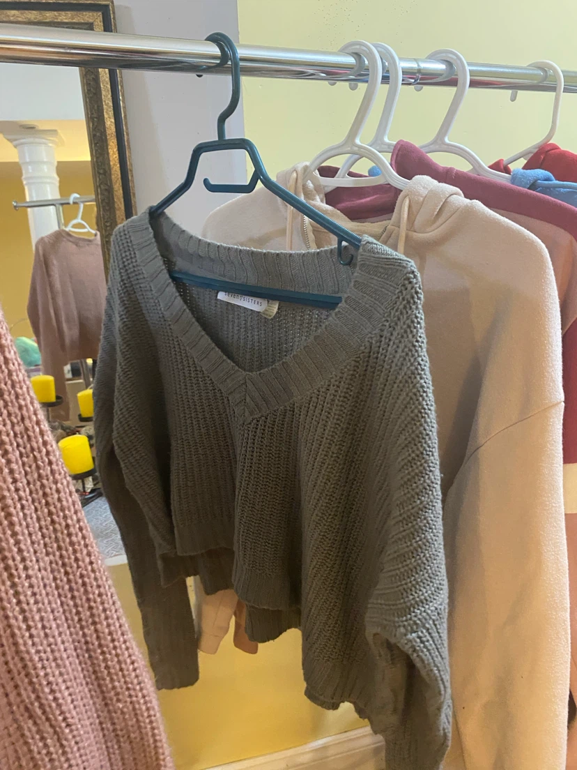 $10 WOMENS / TEENS CROP SWEATERS 😍 - photo 3