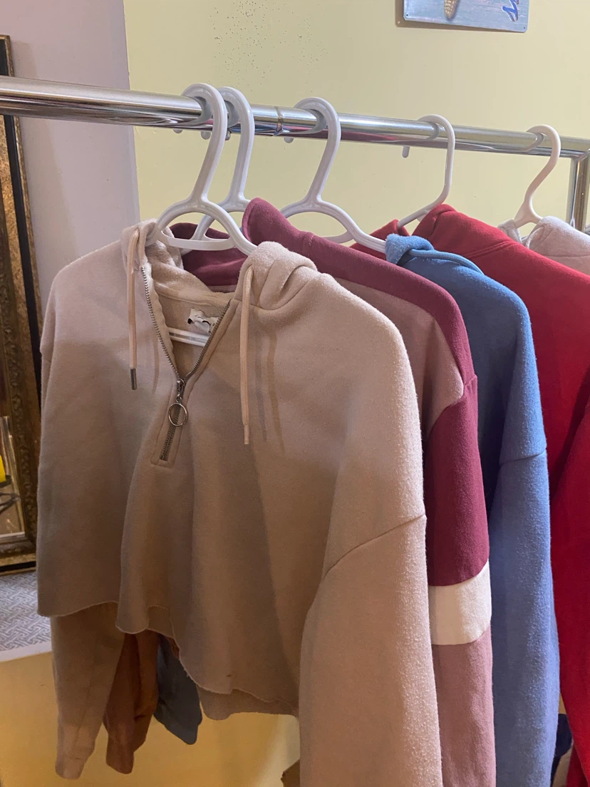 $10 WOMENS / TEENS CROP SWEATERS 😍 - photo 4