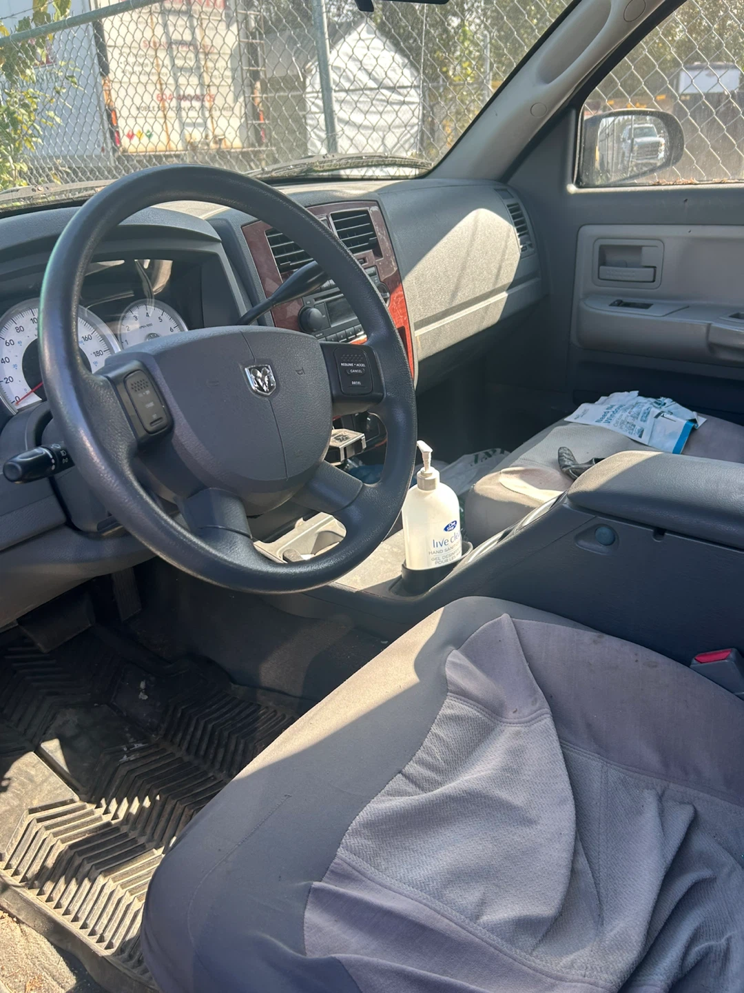 Dodge Dakota SLT 4x4 Truck - photo 2