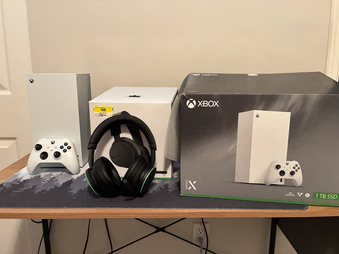Xbox Series X robot white 1TB with headset and all boxes