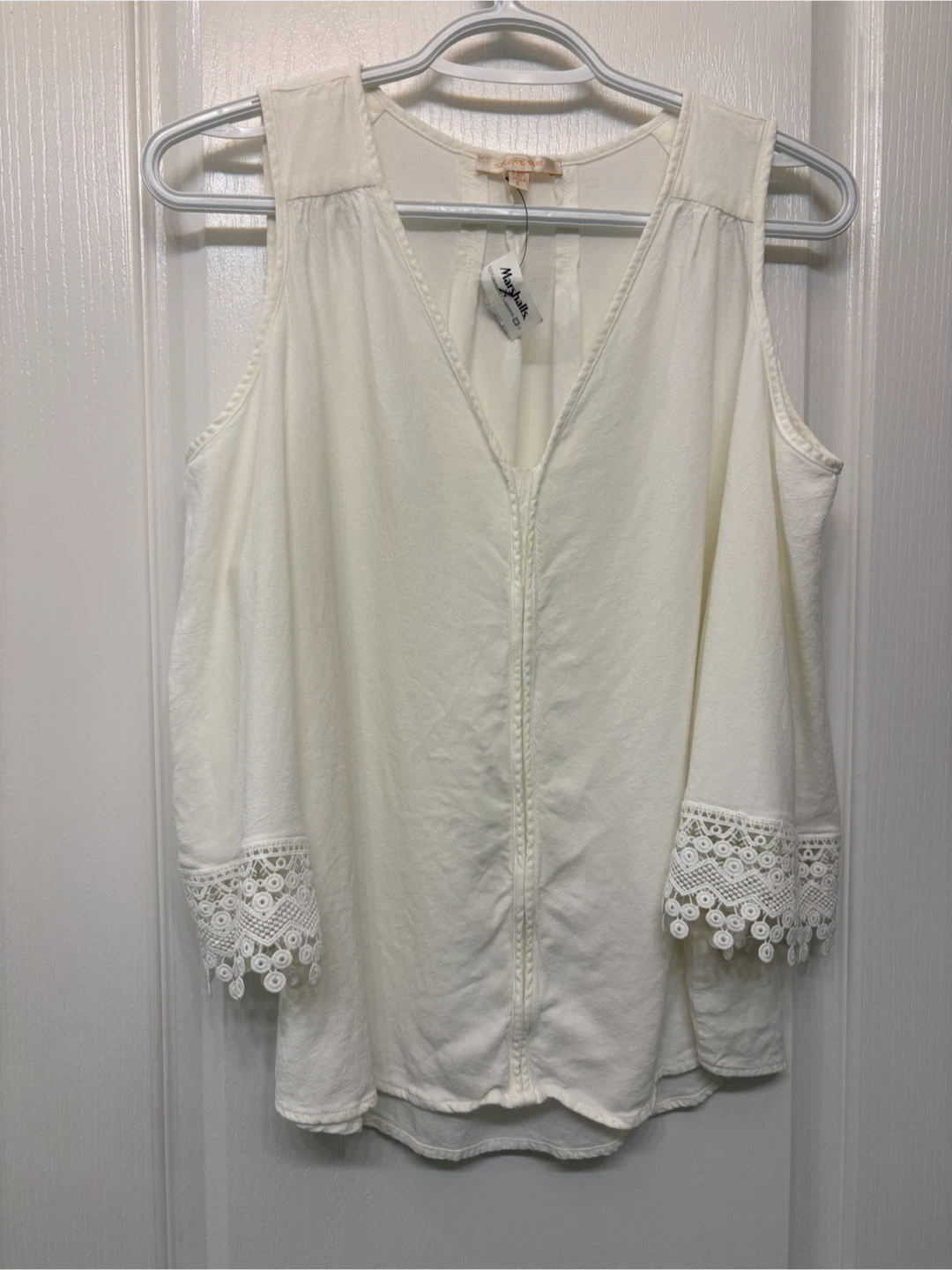 BNWT Skies Are Blue white cold shoulder top