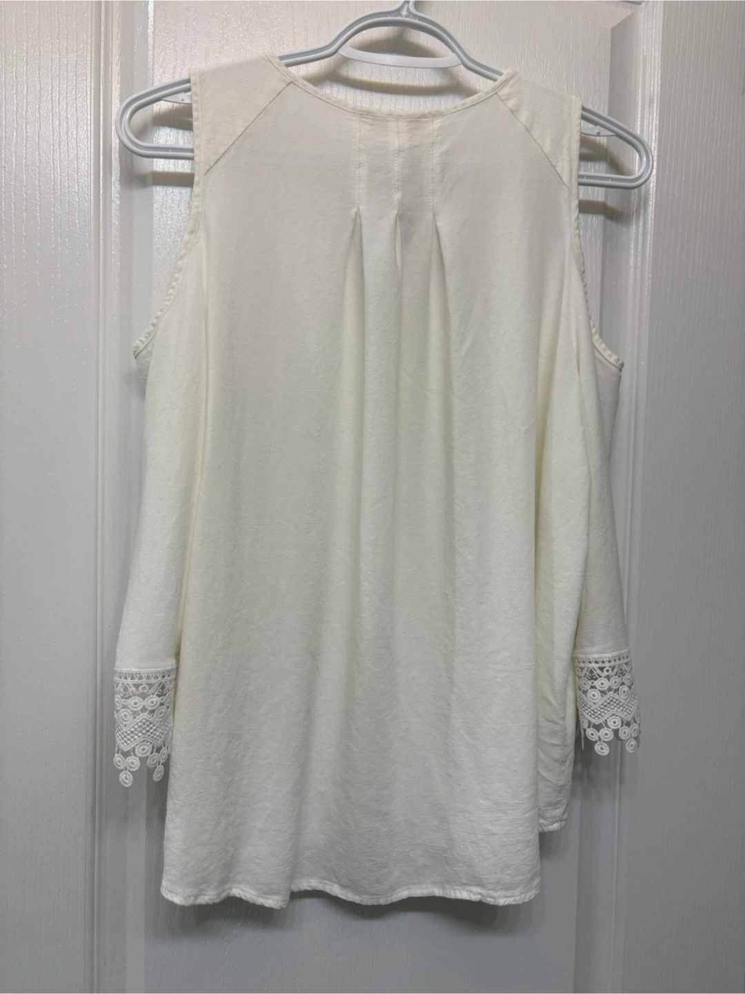 BNWT Skies Are Blue white cold shoulder top - photo 3