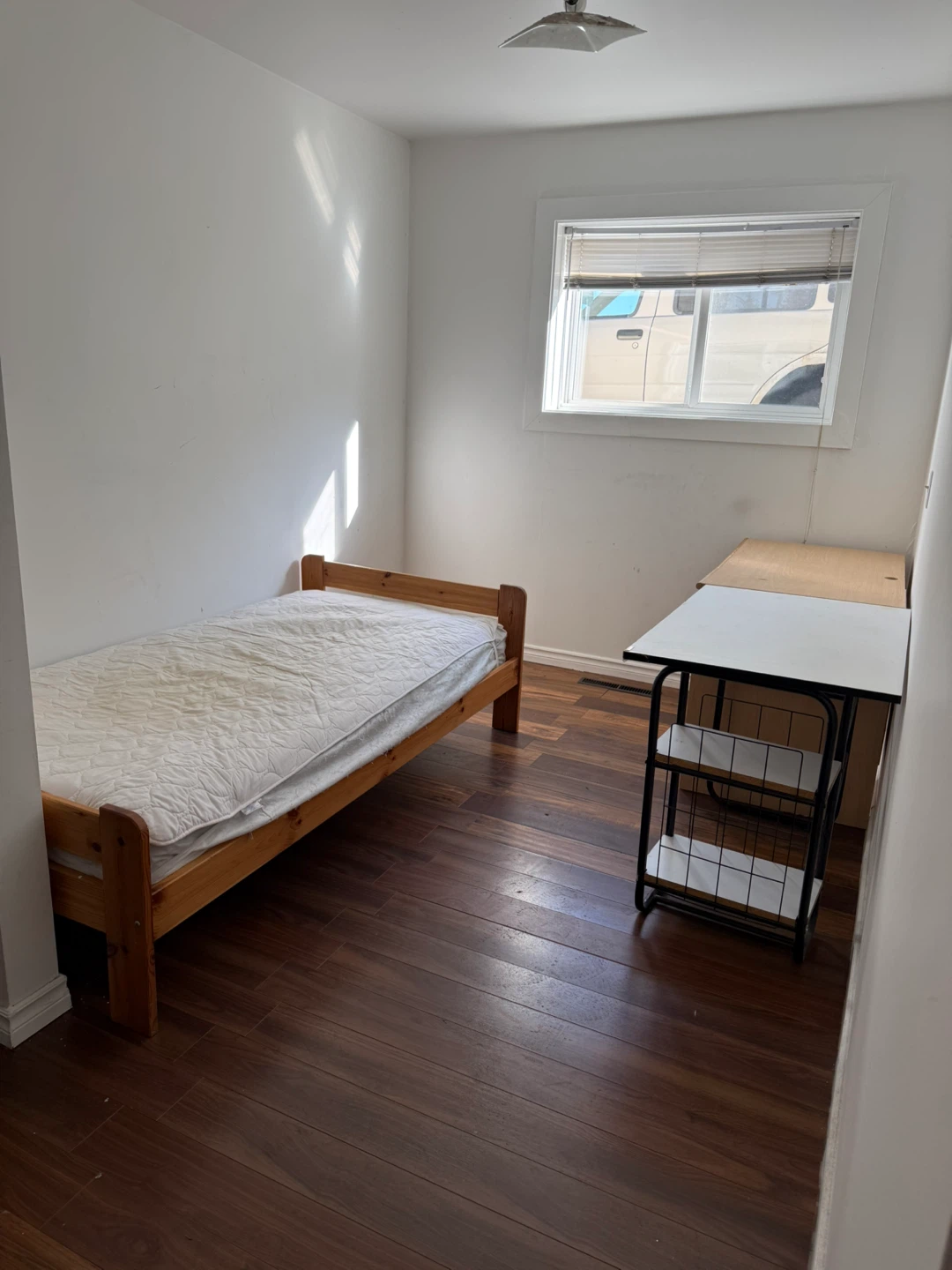 Room for rent (Capilano) $700 utilities & wifi included - photo 2
