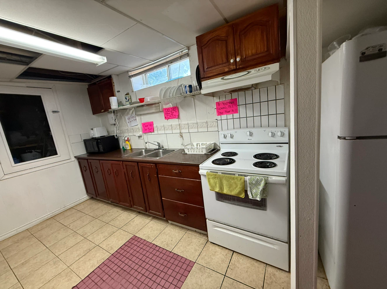 Room for rent (Capilano) $700 utilities & wifi included - photo 4