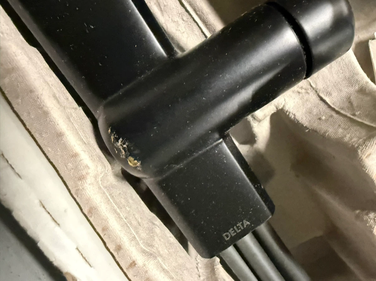 Delta single handle kitchen faucet - photo 3