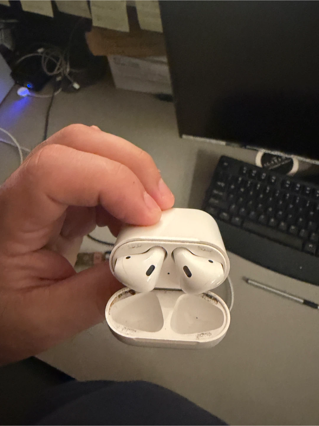 Apple AirPods 2 Gen with Charging Case - photo 3