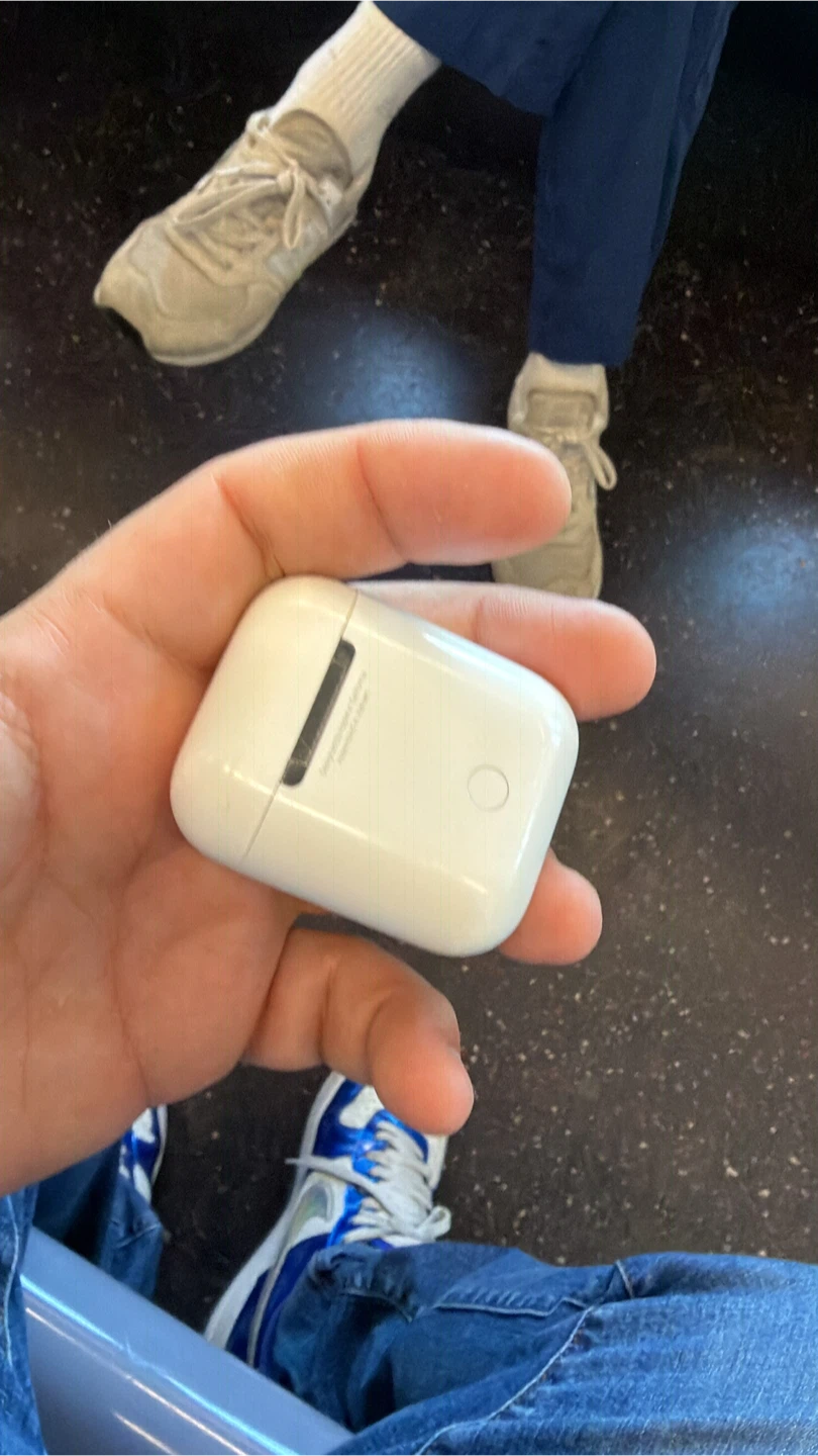 Apple AirPods 2 Gen with Charging Case - photo 4