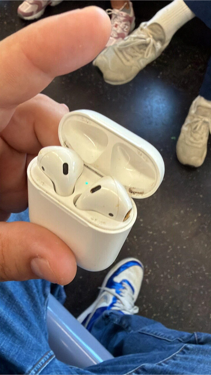 Apple AirPods 2 Gen with Charging Case - photo 5
