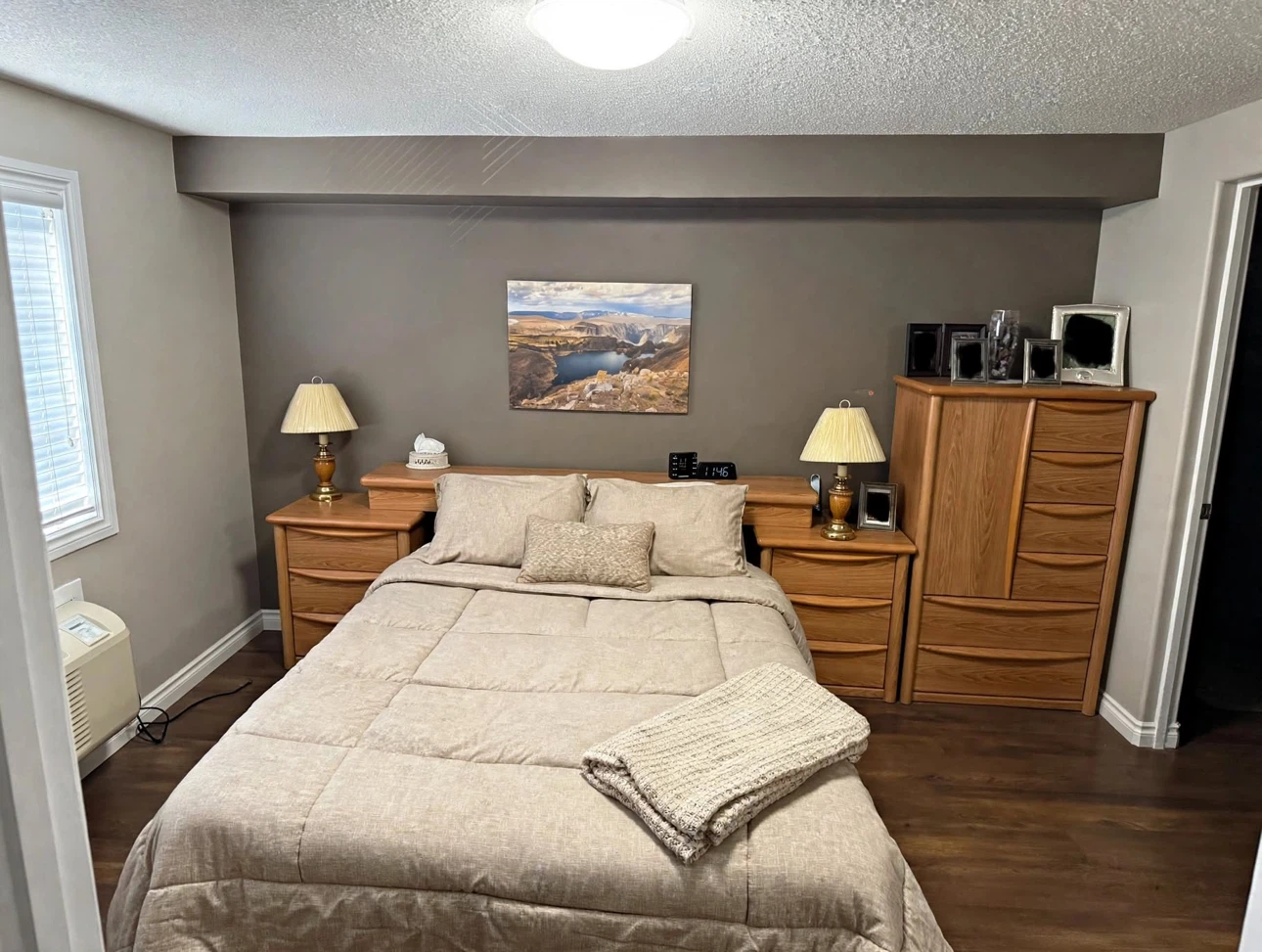 QUEEN SIZE Light Oak 4 pieces Bedroom Set – Natural Wood Finish
