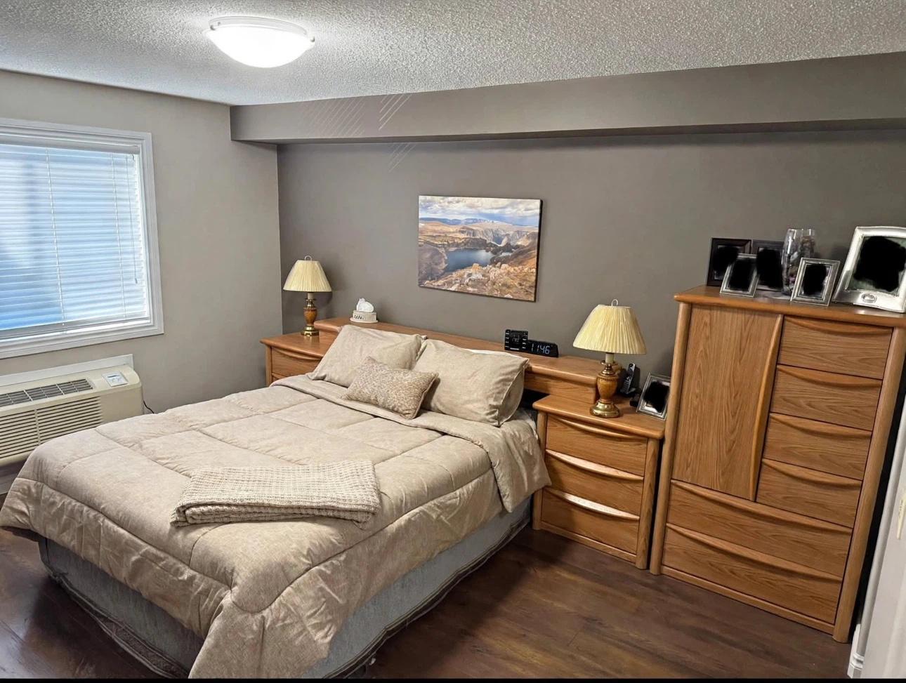 QUEEN SIZE Light Oak 4 pieces Bedroom Set – Natural Wood Finish - photo 2