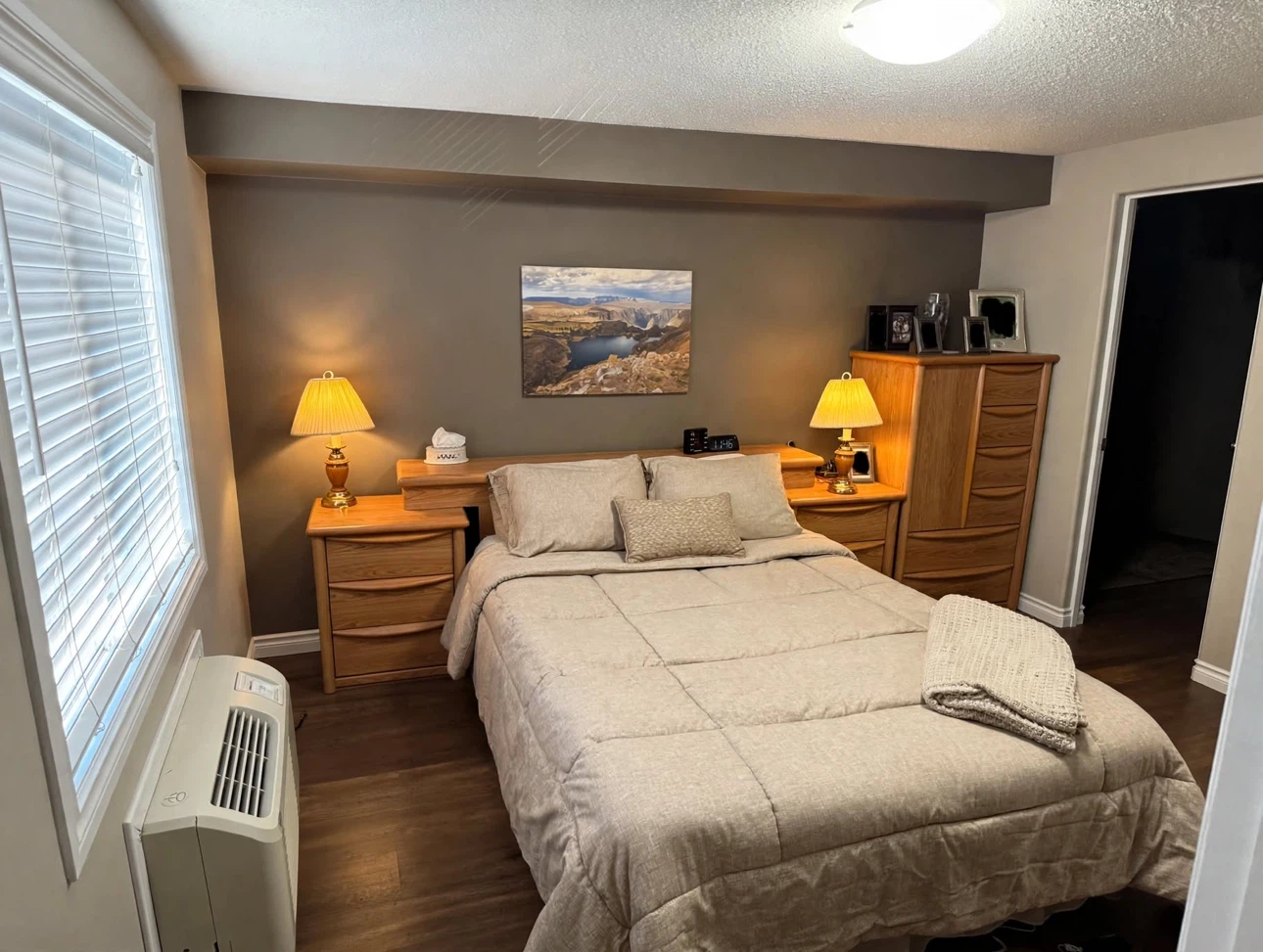 QUEEN SIZE Light Oak 4 pieces Bedroom Set – Natural Wood Finish - photo 3