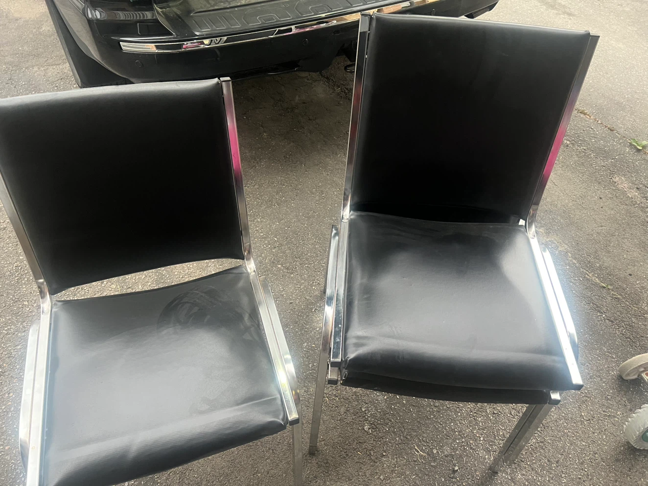 3 Black Vinyl and Chrome Dining Chairs all for 30$ - photo 2
