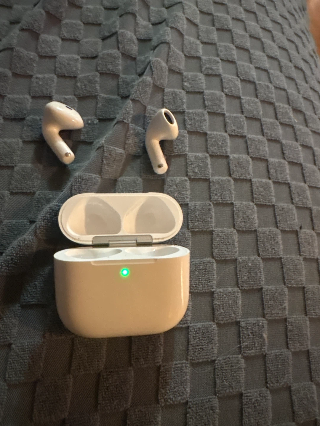 Apple AirPods 4 with Charging Case