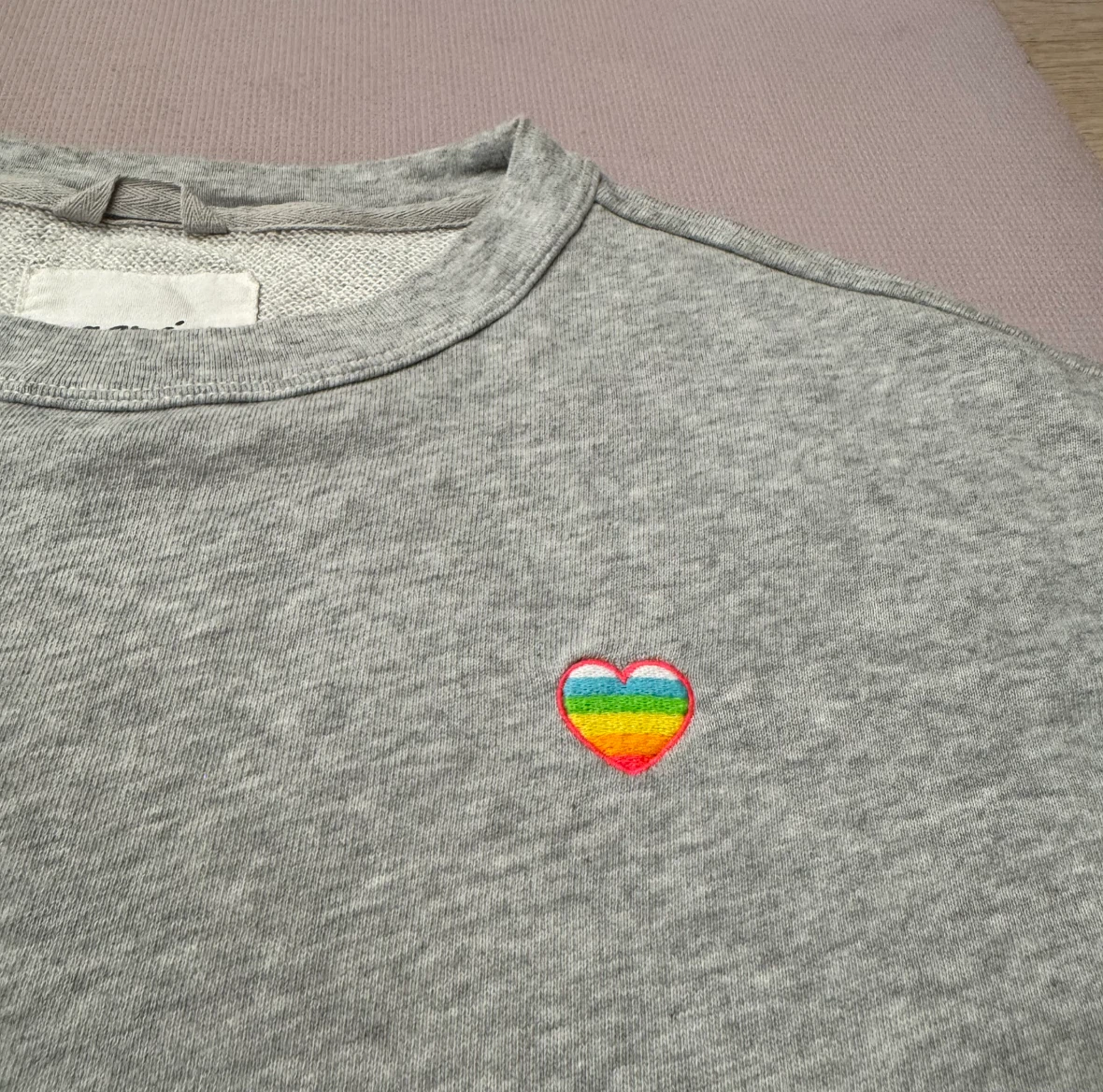 Aerie grey sweatshirt with rainbow heart - photo 3