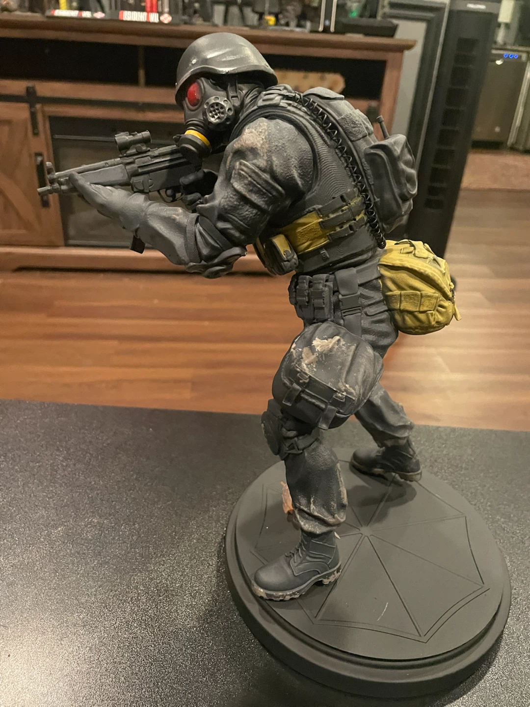 Resident Evil HUNK Statue - photo 2