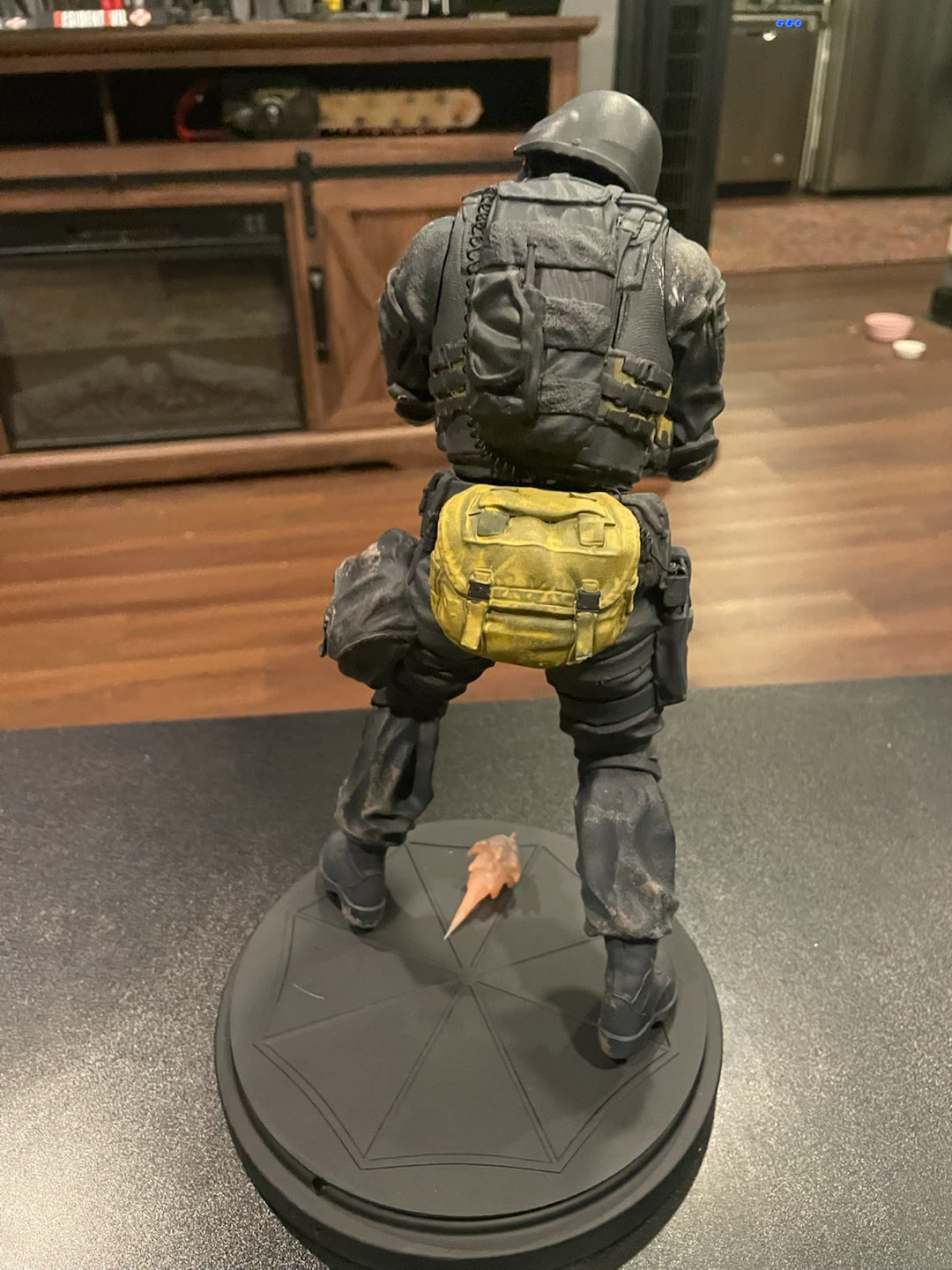 Resident Evil HUNK Statue - photo 3