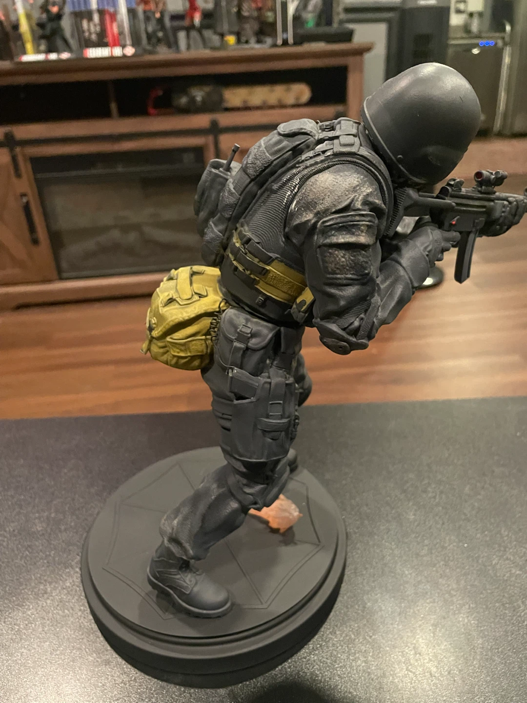 Resident Evil HUNK Statue - photo 4