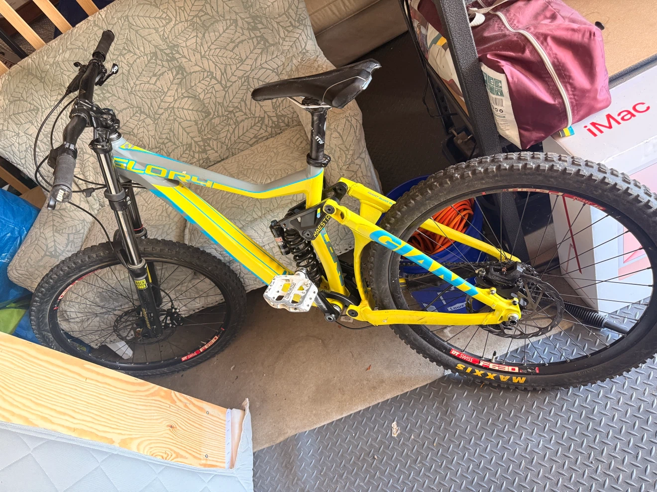 Giant Glory small Downhill Bike — sram X9 Shifters**