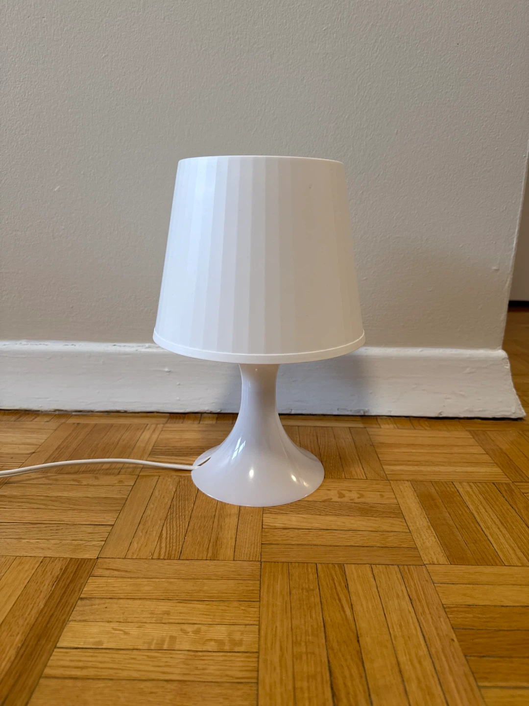 white table lamp with bulb - photo 3