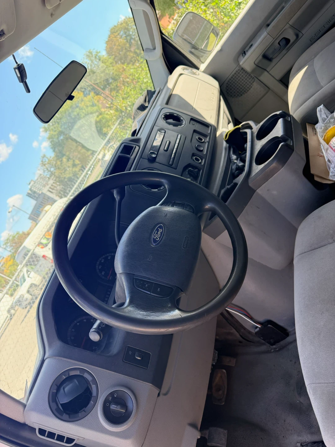 2010 Ford E-250 Series Cargo Van - photo 4