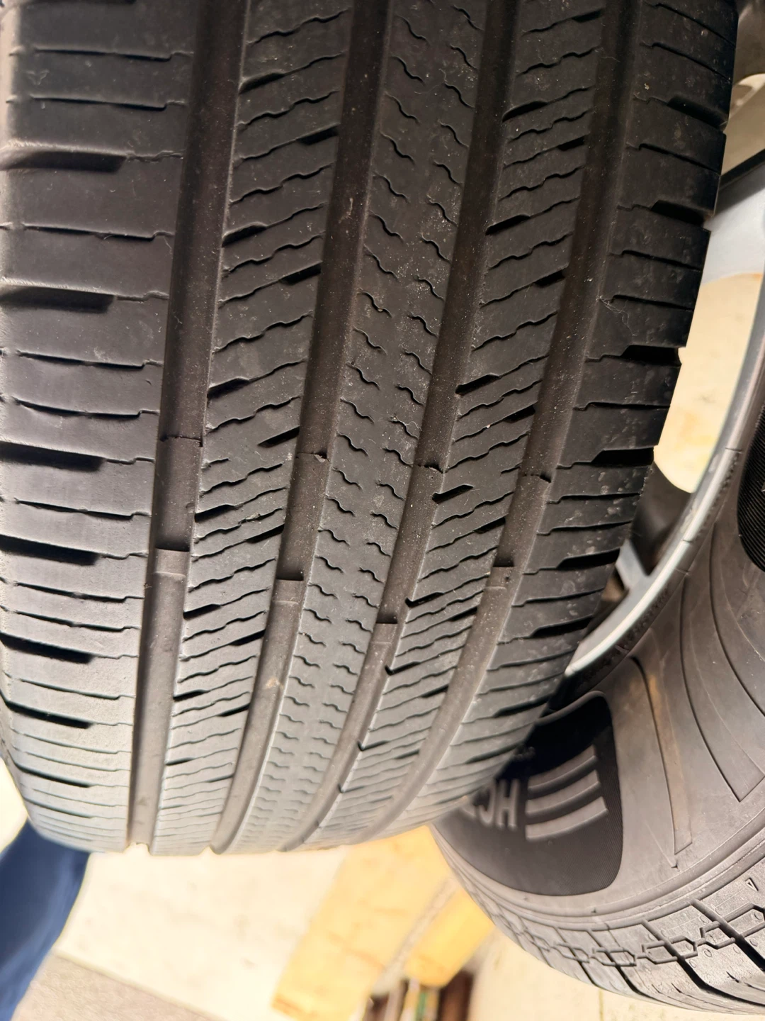 4 Motomaster Hydra Edge Tour Tires with RTX Rims - photo 2