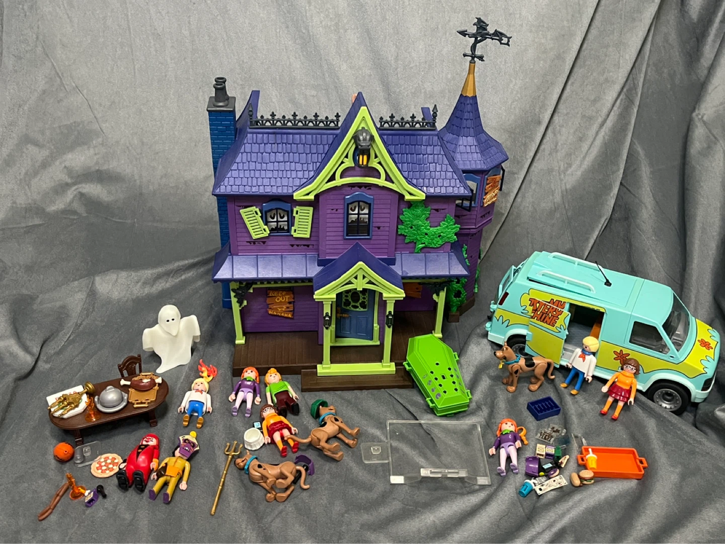 Playmobil Scooby Doo Mystery Mansion & Mystery Machine