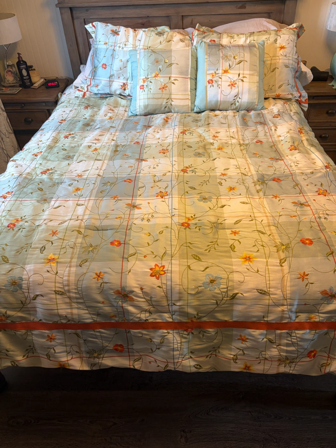 Queen size: Floral Embroidered Bedding Set