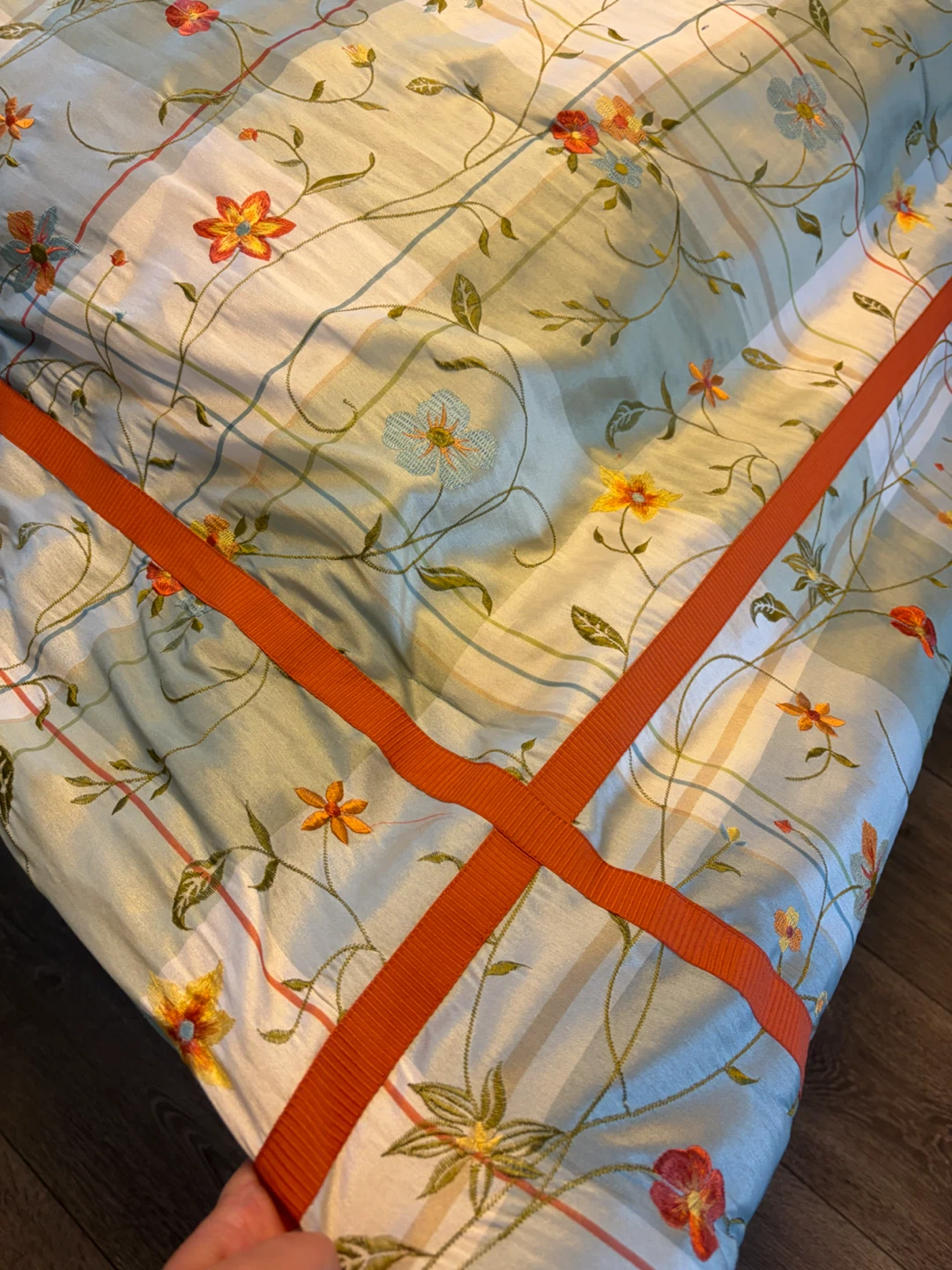 Queen size: Floral Embroidered Bedding Set - photo 2